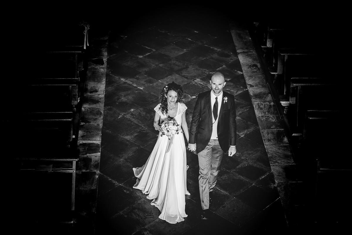 Matrimonio nella Chiesa Parrocchiale di Strambino. Uscita degli sposi dall'alto. Bianco e nero