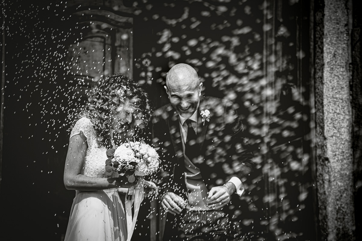 Matrimonio nella Chiesa Parrocchiale di Strambino. Lancio del riso bianco e nero.