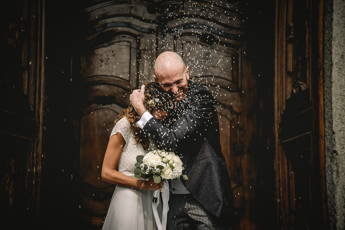 Matrimonio nella Chiesa Parrocchiale di Strambino. Lancio del riso. Sposo che protegge la sposa.