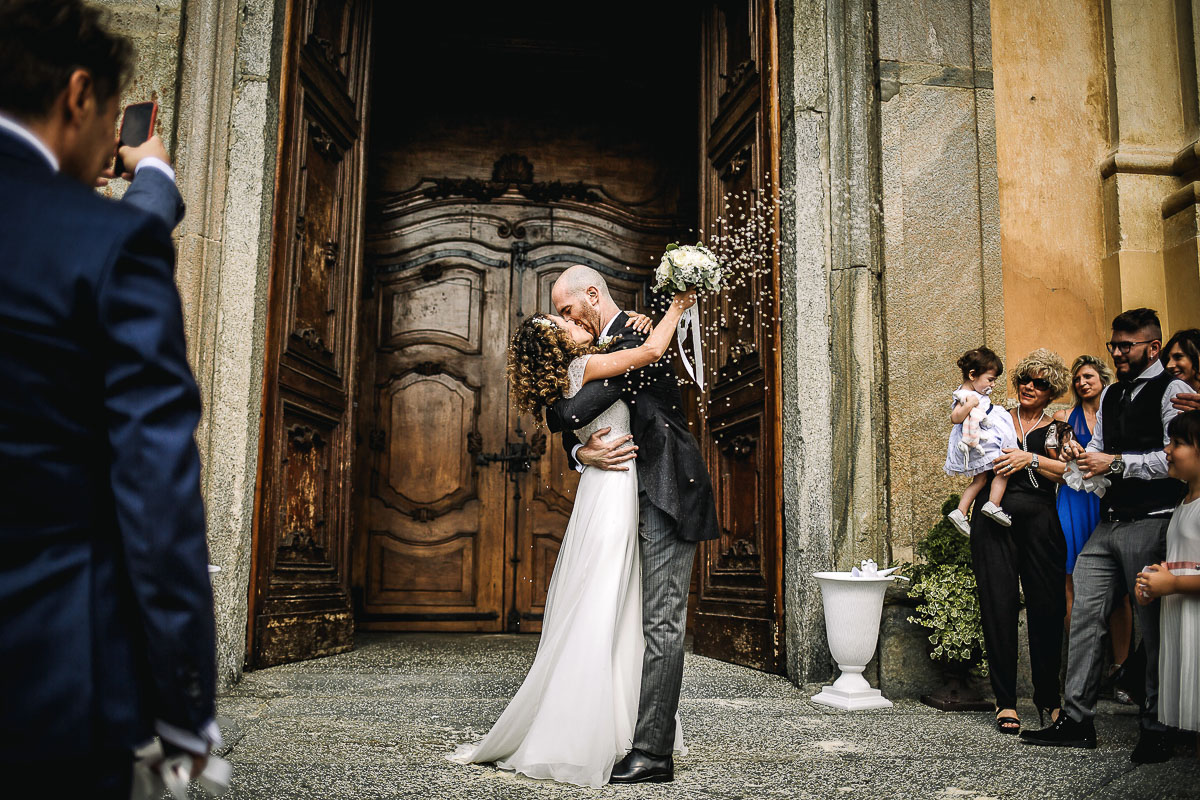 Matrimonio nella Chiesa Parrocchiale di Strambino. Lancio del riso. Bacio