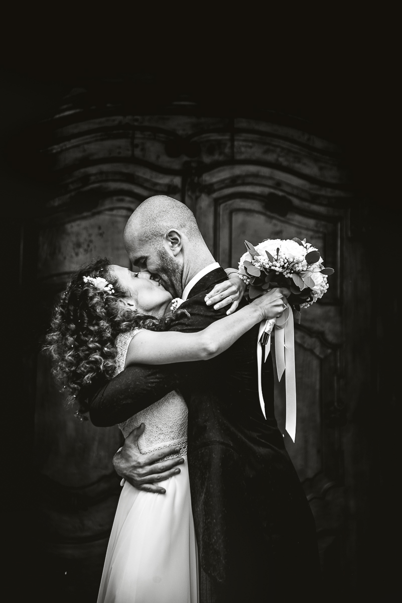 Matrimonio nella Chiesa Parrocchiale di Strambino. Bacio. Bianco e nero.