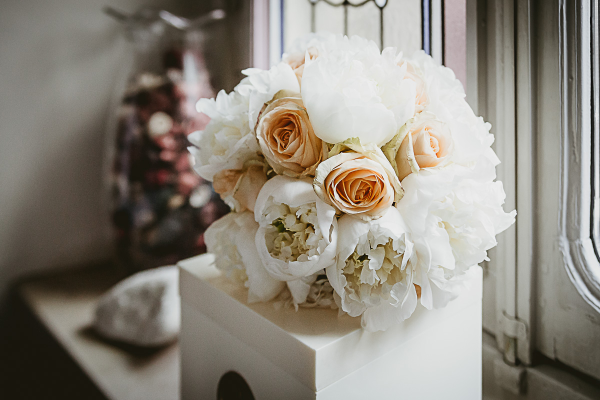 Matrimonio in centro a Torino. Preparazione della sposa.Bouquet