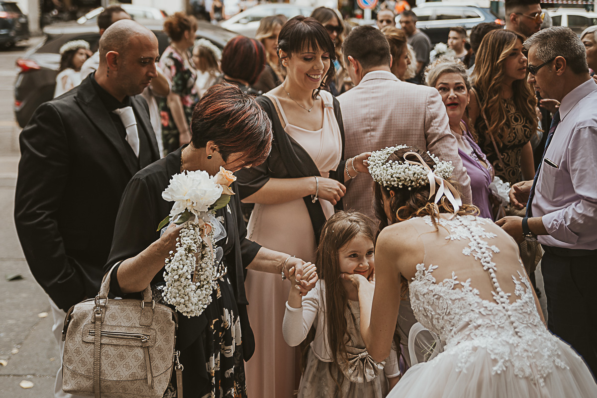 Matrimonio a Torino. Chiesa di san Francesco da Paola. Messa.Sposa che accarezza la piccola flower girl