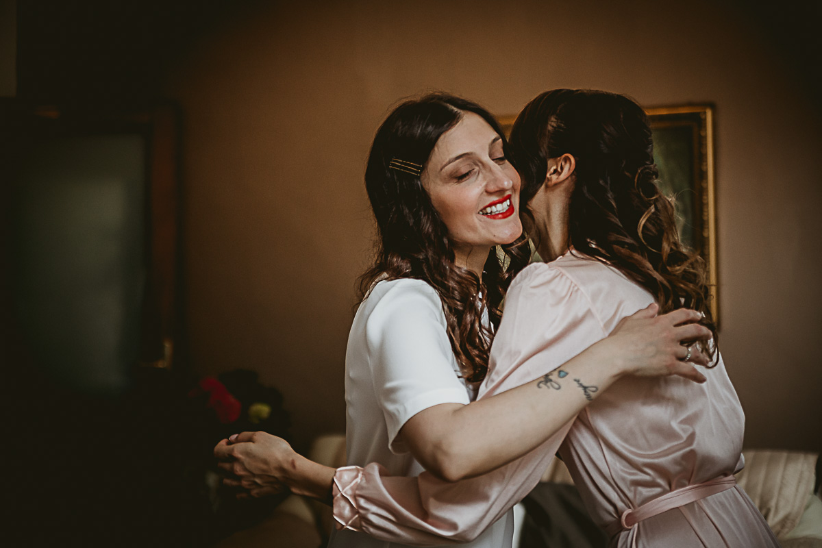 Matrimonio in centro a Torino. Preparazione della sposa. Abbraccio della sposa e della wedding planner Serena Costantino.