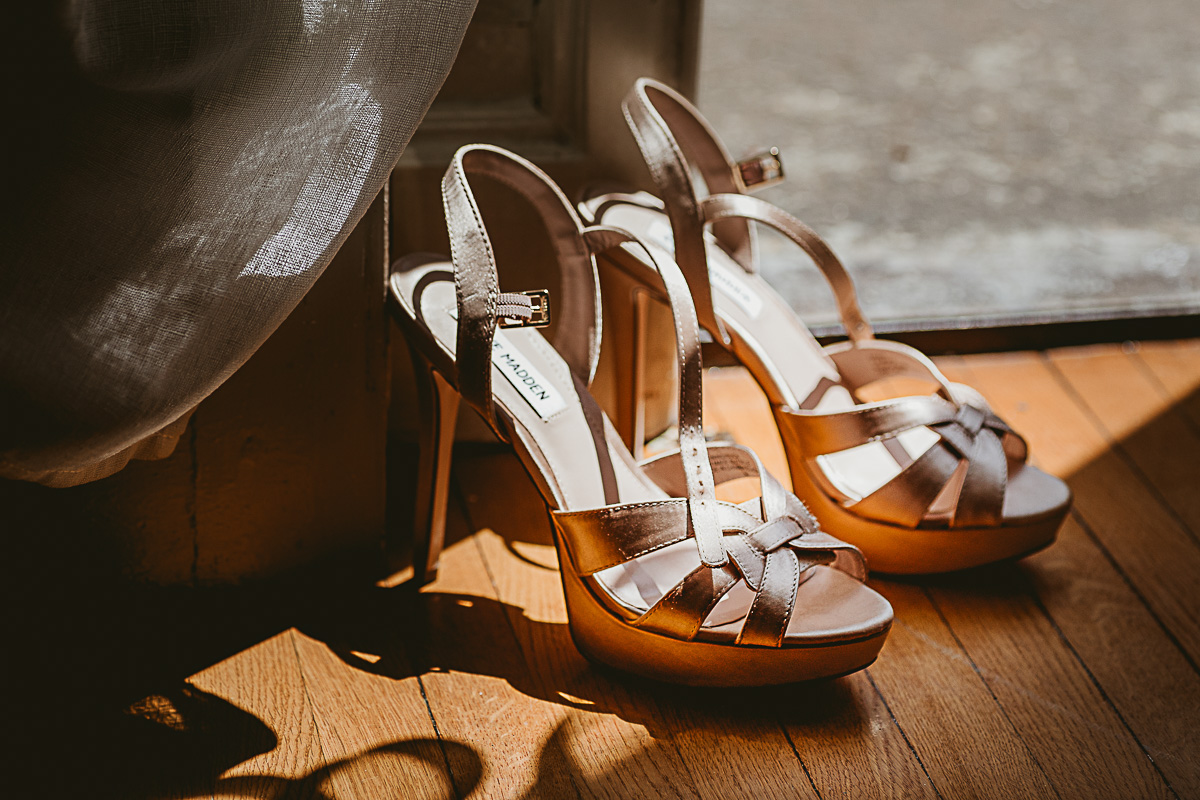 Matrimonio in centro a Torino. Preparazione della sposa. Scarpe