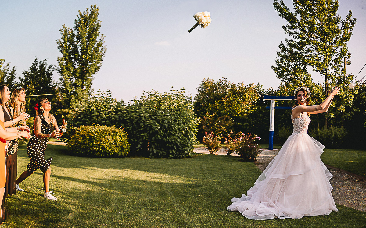Matrimonio alla Tenuta La Cascinetta di Buriasco. Ricevimento. Lancio del bouquet