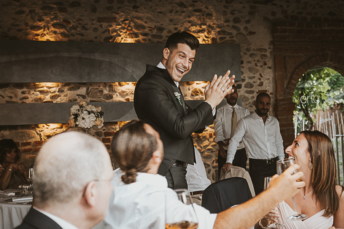 Matrimonio alla Tenuta La Cascinetta di Buriasco. Ricevimento. Entrata in sala dello sposo