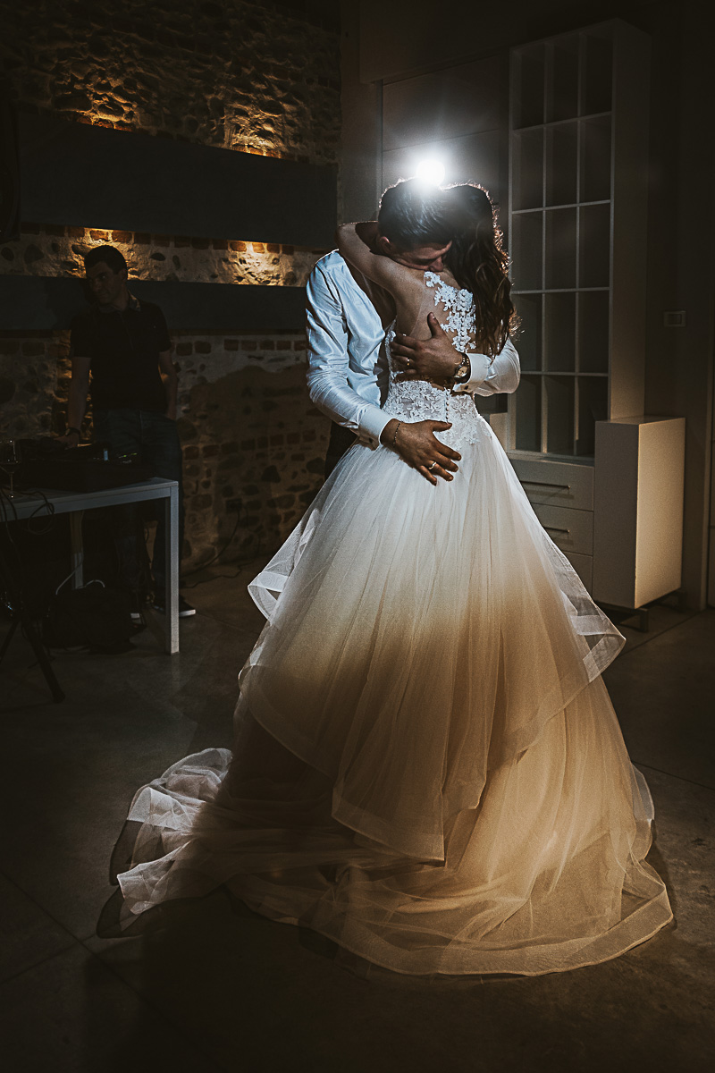 Matrimonio alla Tenuta La Cascinetta di Buriasco. Ricevimento. Ballo degli sposi
