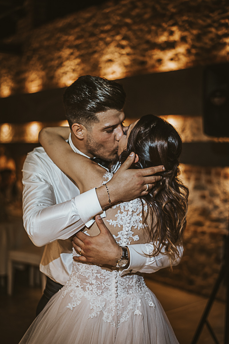 Matrimonio alla Tenuta La Cascinetta di Buriasco. Ricevimento. Bacio degli sposi