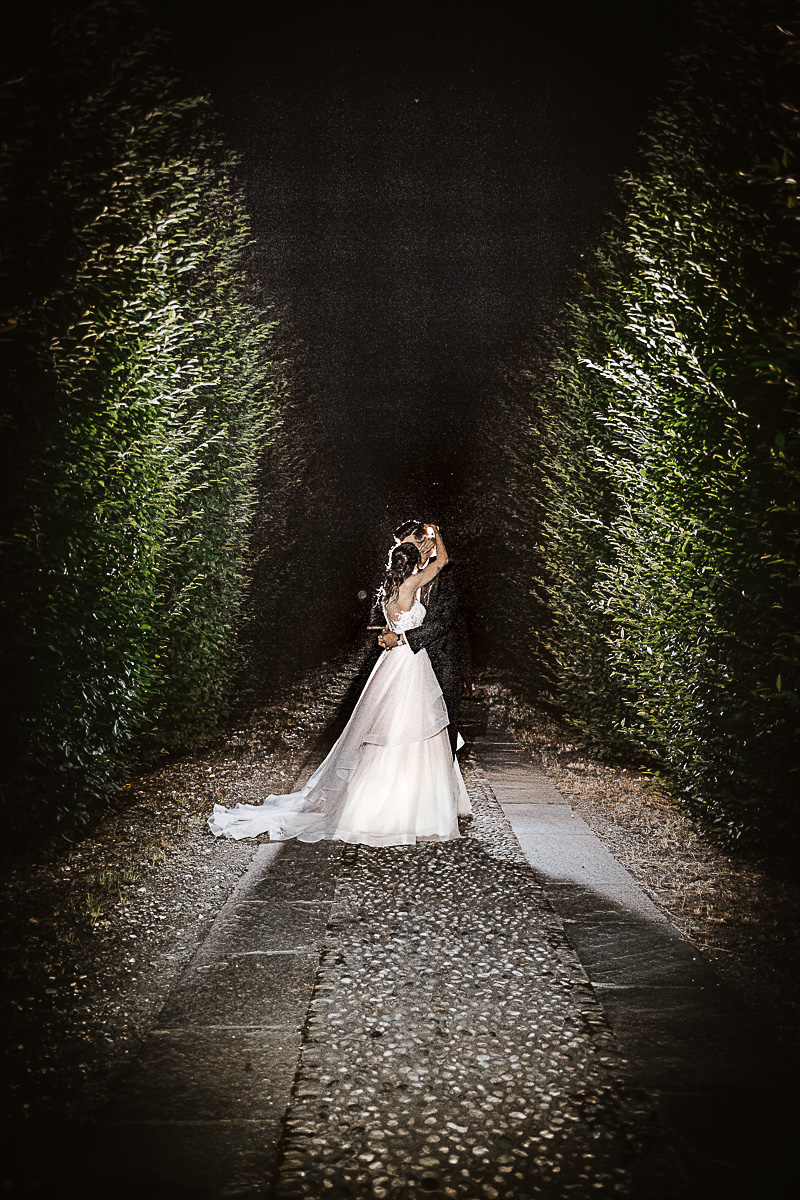 Matrimonio alla Tenuta La Cascinetta di Buriasco. Ricevimento. Foto serale degli sposi. Bacio