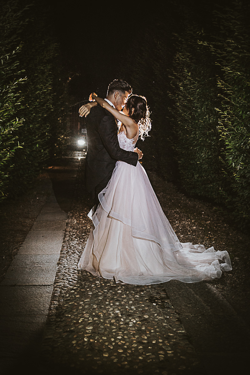 Matrimonio alla Tenuta La Cascinetta di Buriasco. Ricevimento. Bacio serale degli sposi.