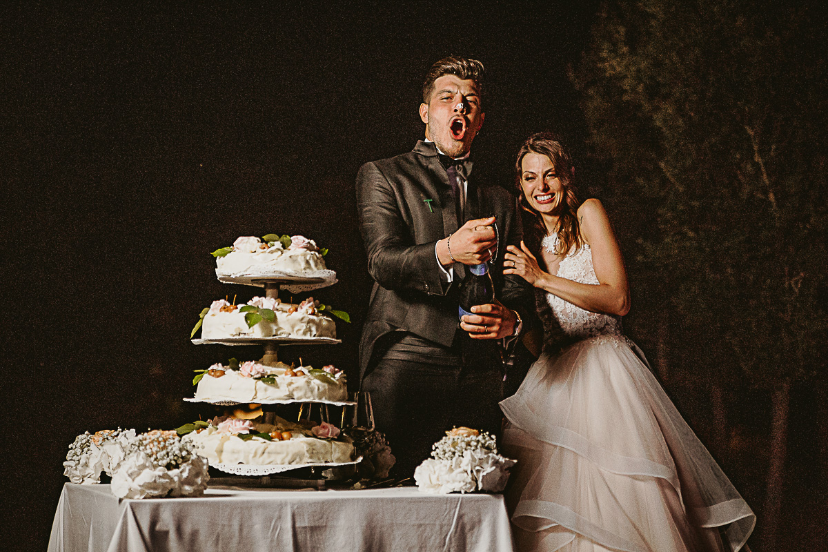Matrimonio alla Tenuta La Cascinetta di Buriasco. Ricevimento. Taglio della torta