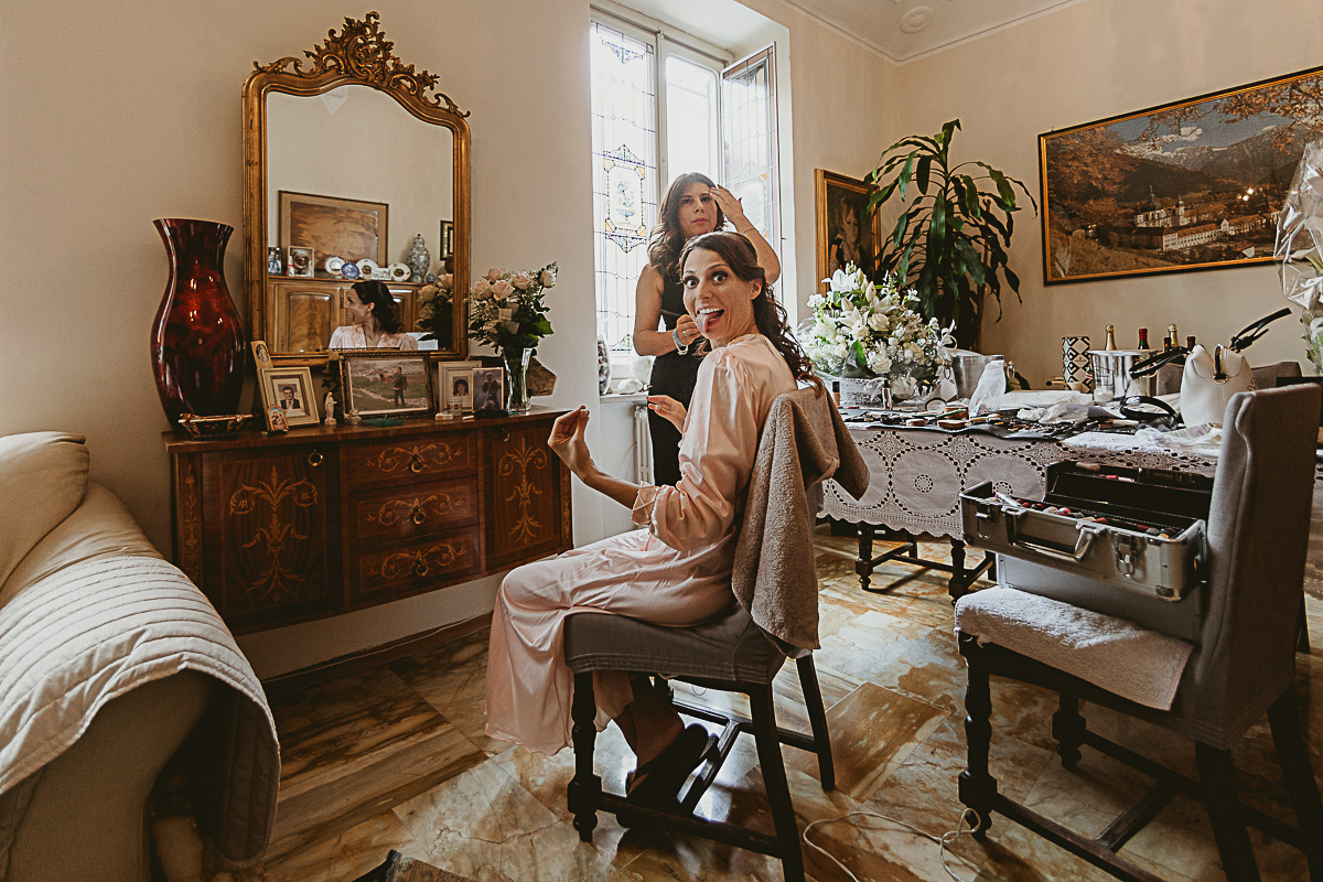 Matrimonio in centro a Torino. Preparazione della sposa. Trucco della sposa