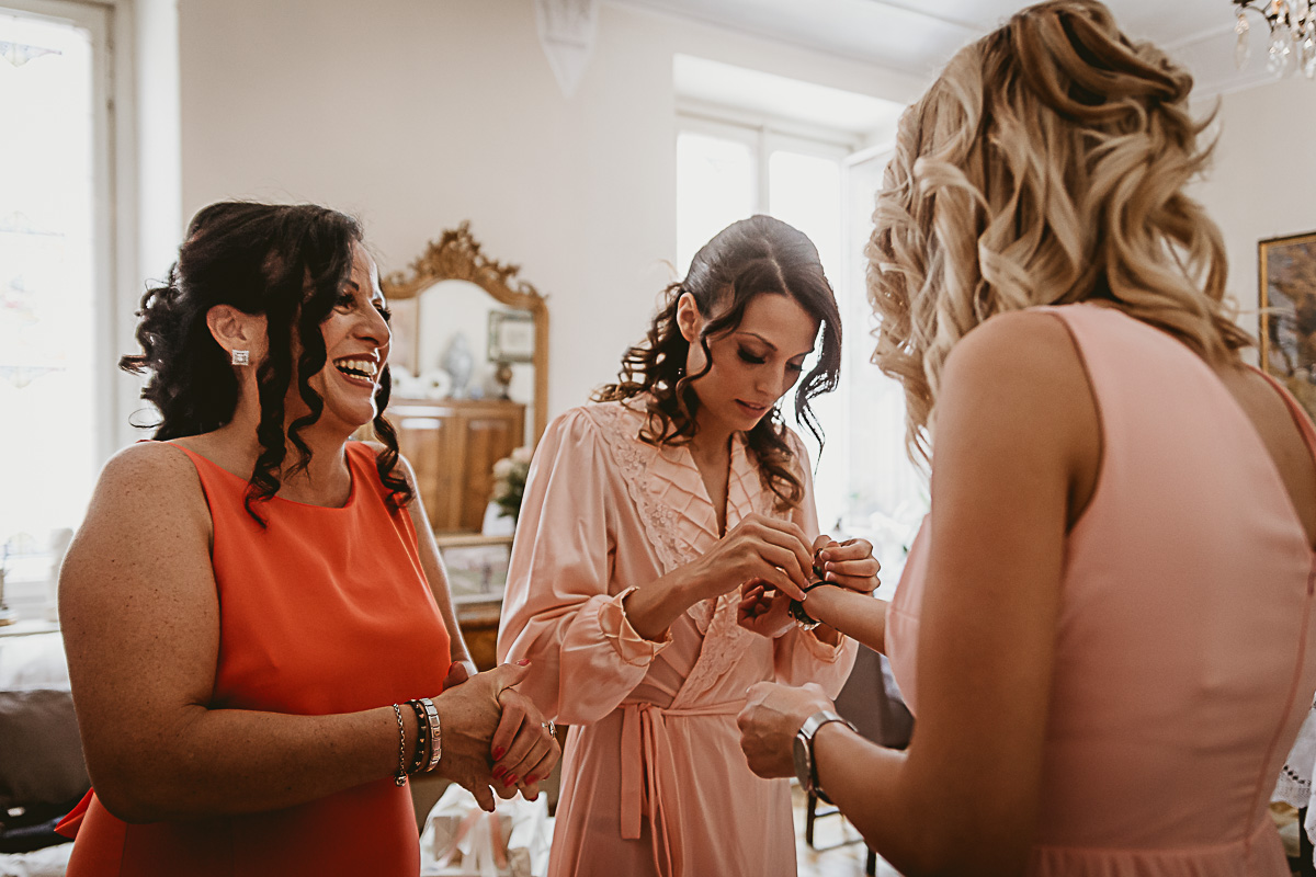 Matrimonio in centro a Torino. Preparazione della sposa.