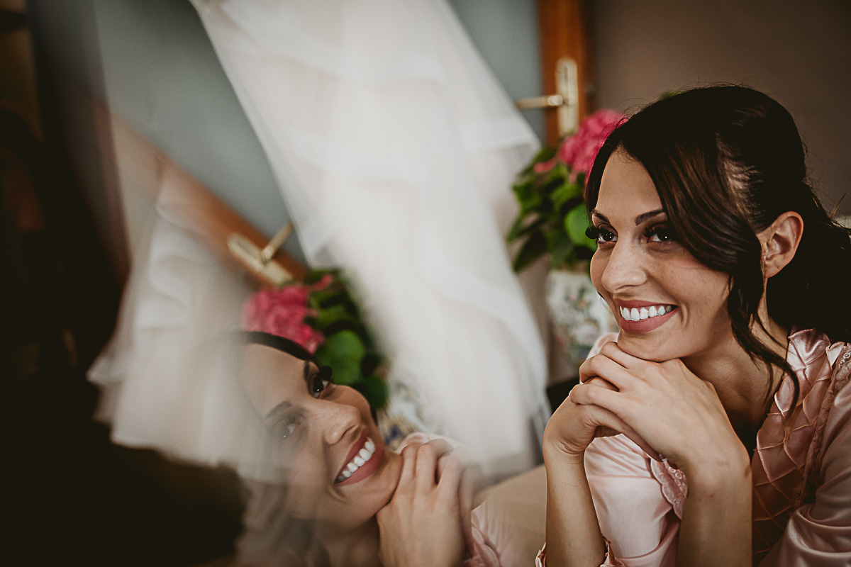 Matrimonio in centro a Torino. Preparazione della sposa. Ritratto della sposa