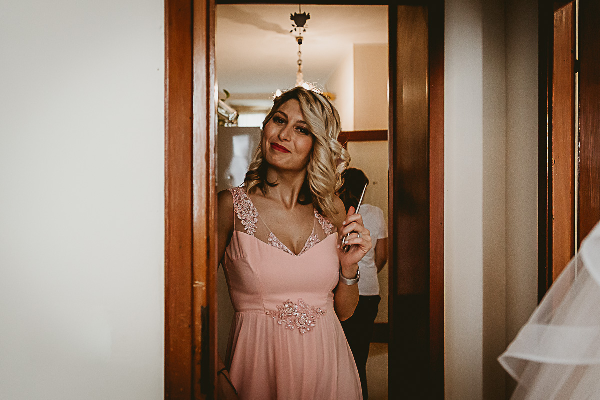 Matrimonio in centro a Torino. Preparazione della sposa. Sorella della sposa