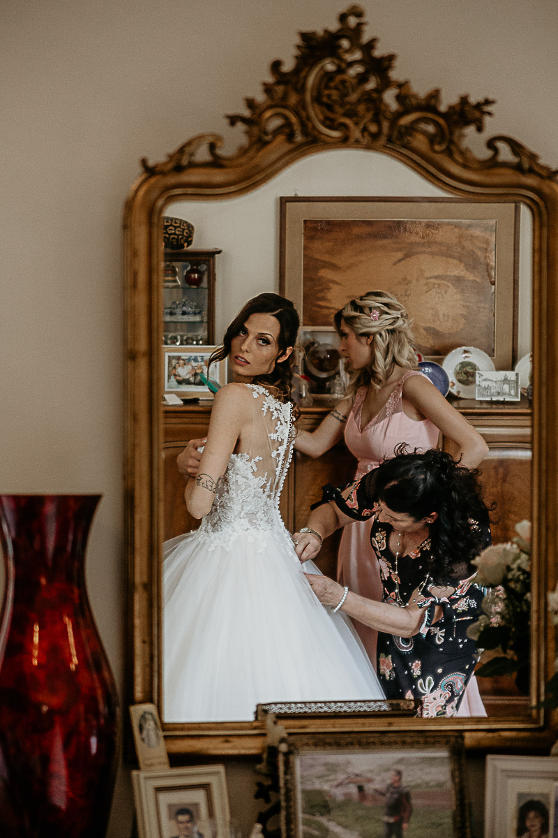 Matrimonio a Torino. Preparazione della sposa. Vestizione della sposa. Foto ripresa dallo specchio