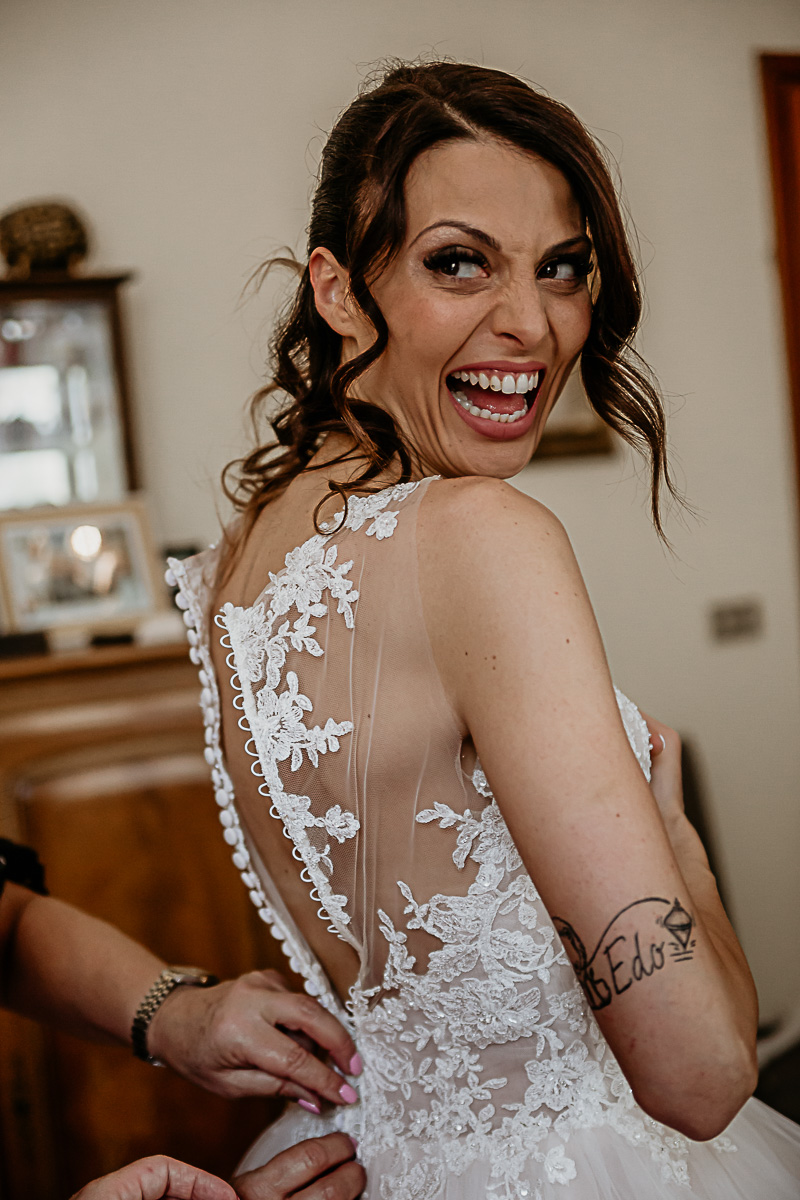 Matrimonio a Torino. Preparazione della sposa.Vestizione della sposa. sposa che ride