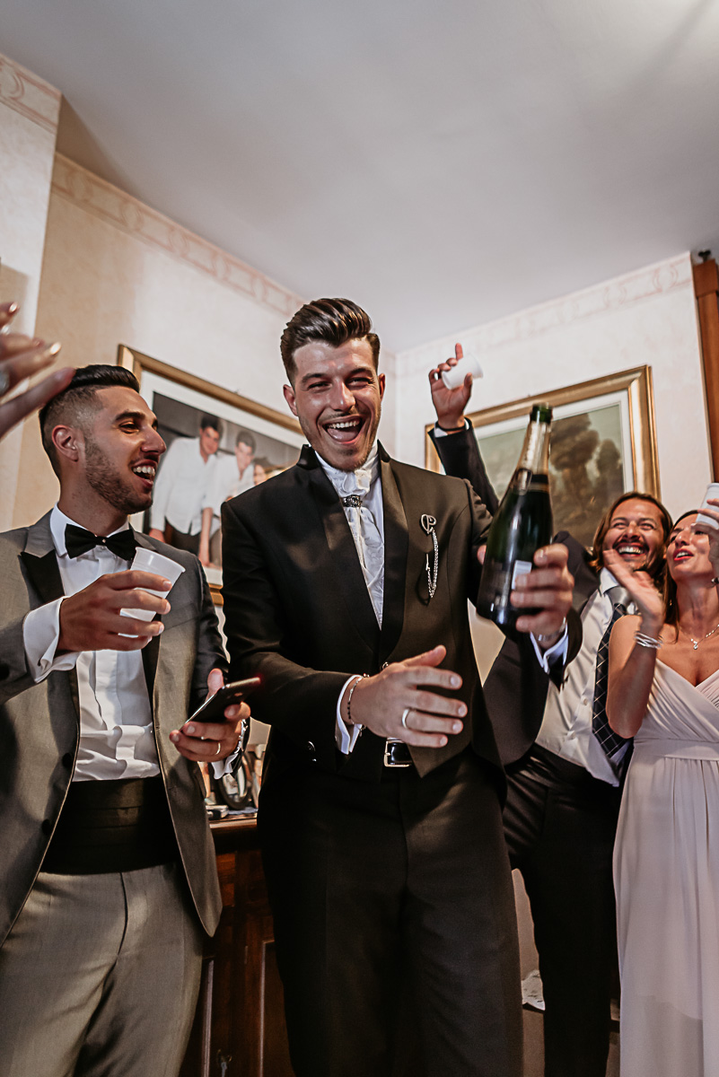 Matrimonio a Torino. Preparazione della sposa.Preparazione dello sposo. sposo brinda con amici e parenti.