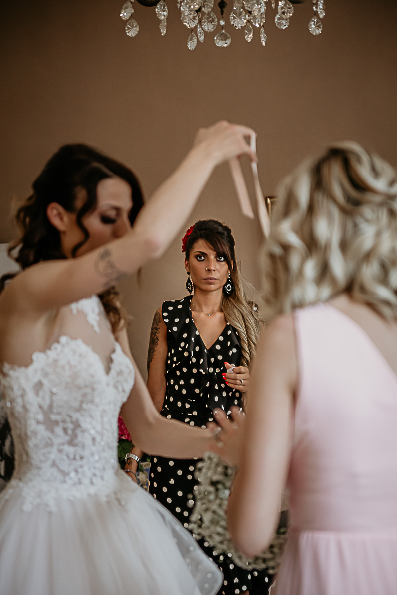 Matrimonio a Torino. Preparazione della sposa.Vestizione della sposa