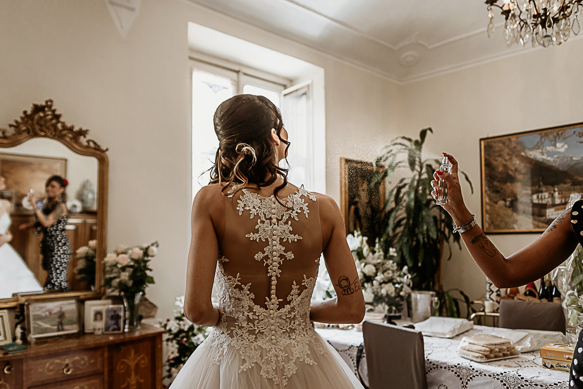 Matrimonio a Torino. Preparazione della sposa.Vestizione della sposa
