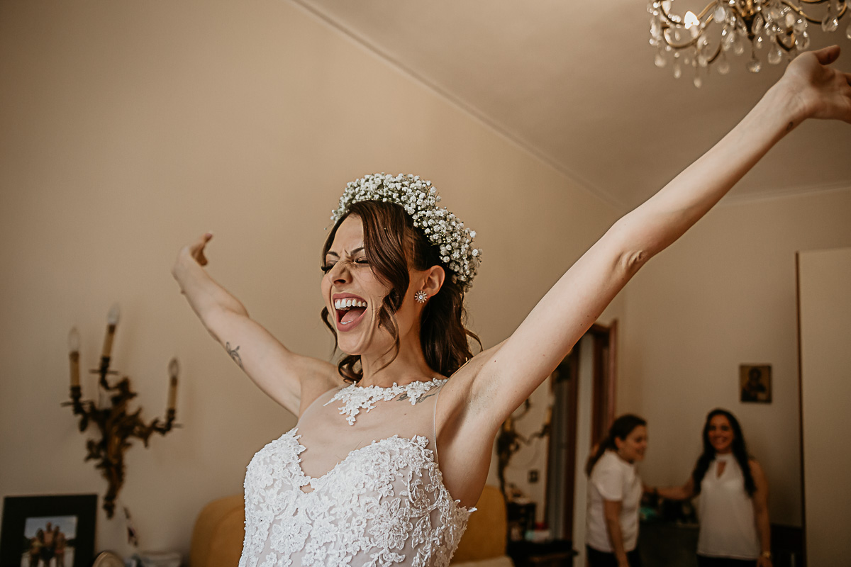 Matrimonio a Torino. Preparazione della sposa.Sposa felice