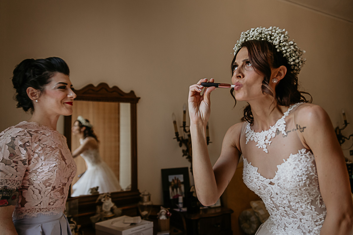 Matrimonio a Torino. Preparazione della sposa. Sposa che fuma