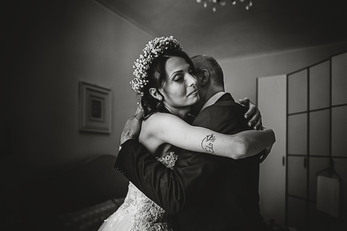 Matrimonio a Torino. Preparazione della sposa.Sposa che abbraccia il padre.