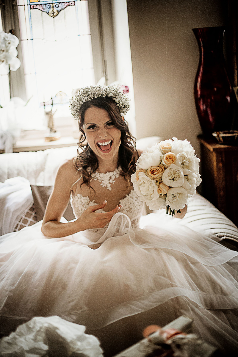 Matrimonio a Torino. Preparazione della sposa.Sposa seduta