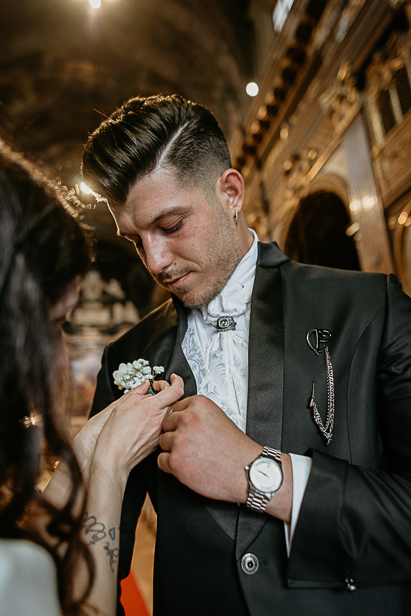 Matrimonio a Torino. Chiesa di san Francesco da Paola. Wp mette la bouttonnniere allo sposo