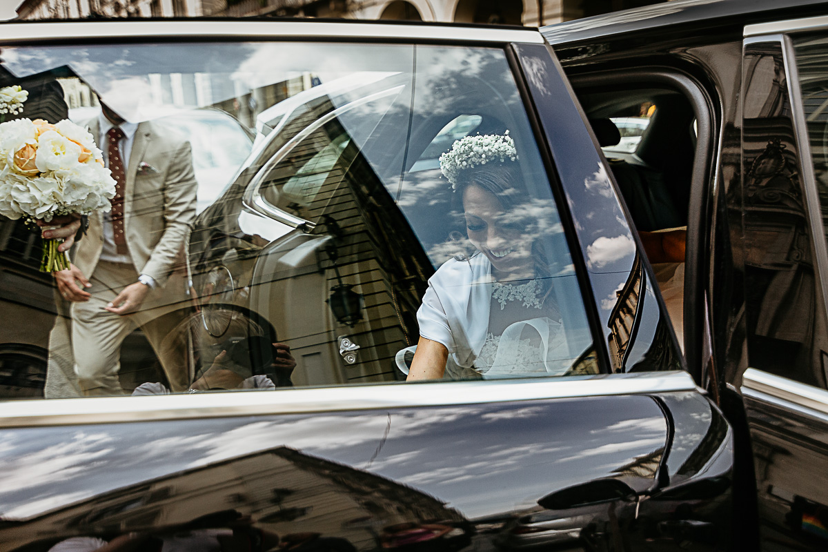 Matrimonio a Torino. Chiesa di san Francesco da Paola. Sposa che scende dall'auto