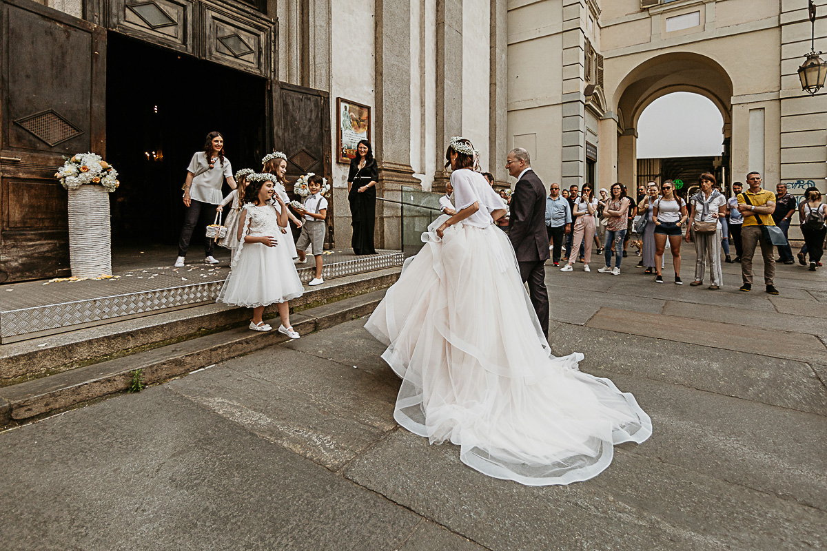 Matrimonio a Torino. Chiesa di san Francesco da Paola. Sposa che entra in chiesa