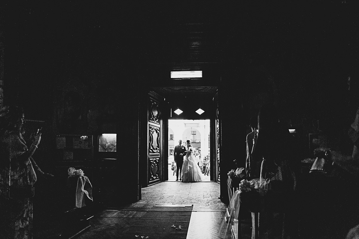 Matrimonio a Torino. Chiesa di san Francesco da Paola. Entrata della sposa con il padre. Bianco e nero