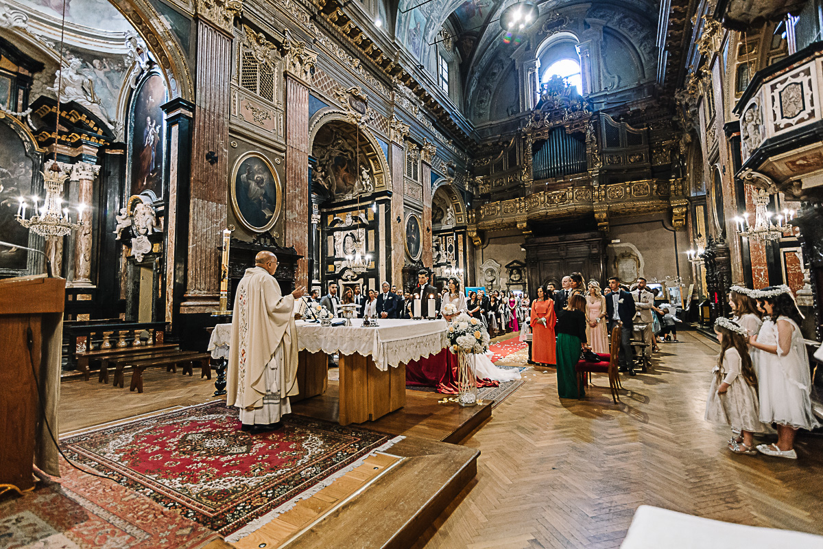 Matrimonio a Torino. Chiesa di san Francesco da Paola. Messa.Bambino sotto il banco