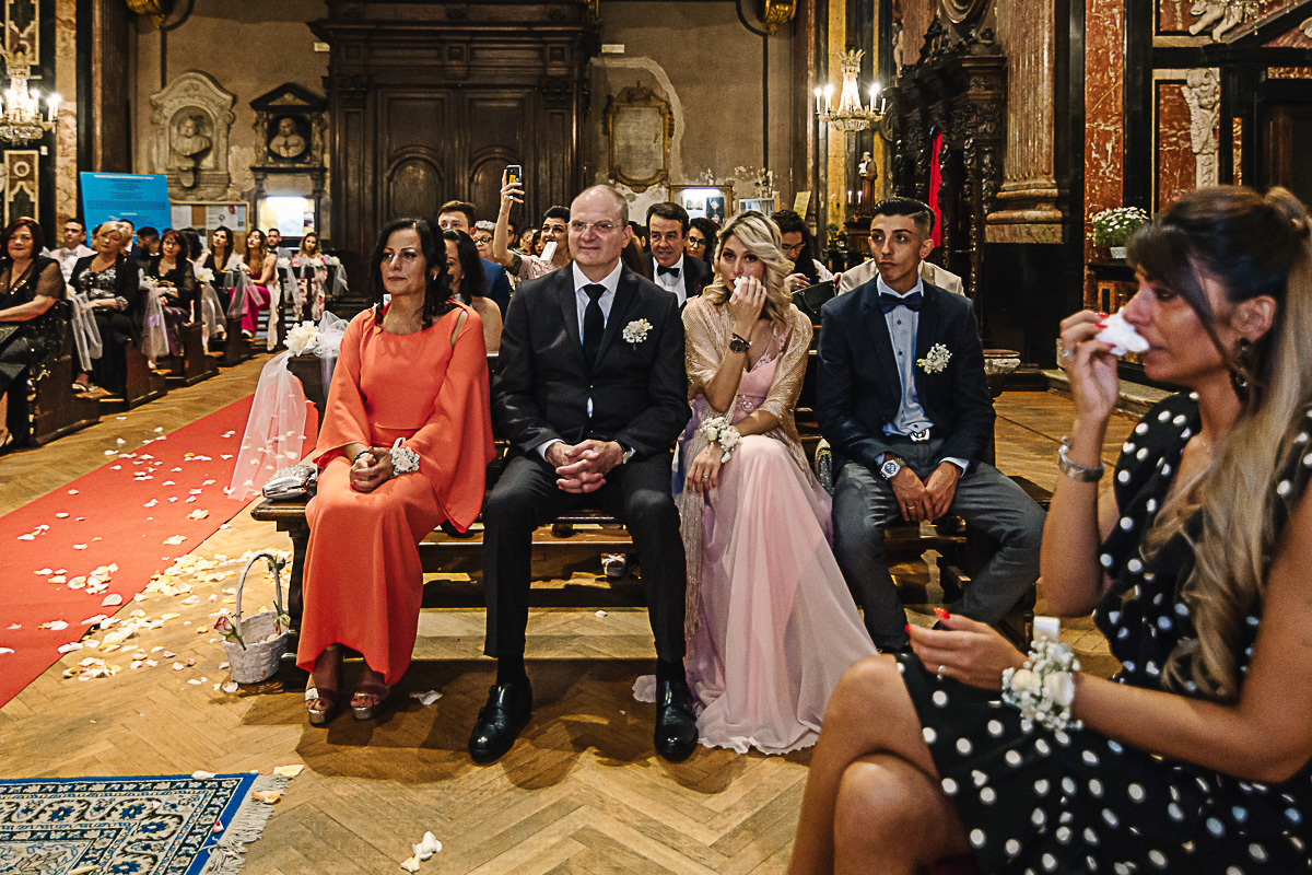 Matrimonio a Torino. Chiesa di san Francesco da Paola. Messa.Famiglia della sposa emozionata
