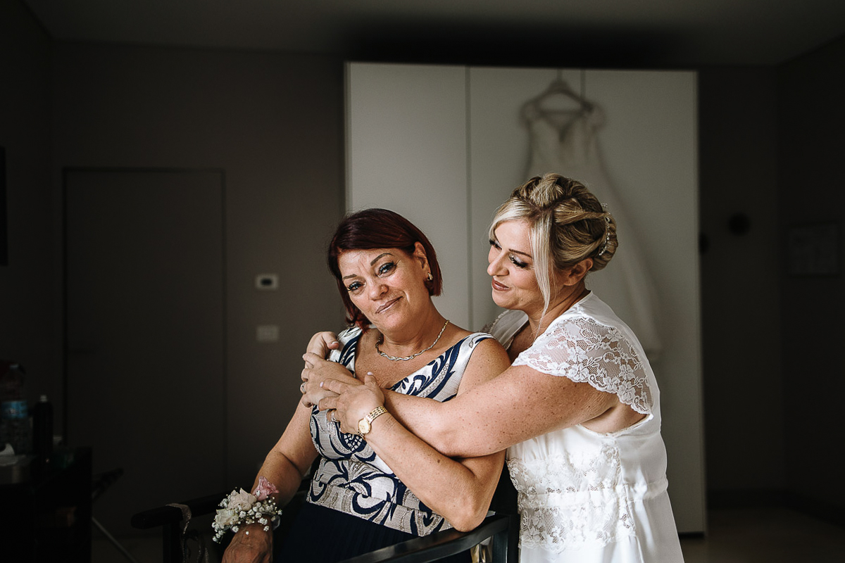 Casa Format, matrimonio italo-marocchino. Preparazione della sposa. Sposa abbraccia la mamma.