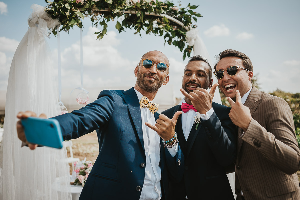 Casa Format, matrimonio italo-marocchino. Aperitivo.Selfie dello sposo con gli amici.