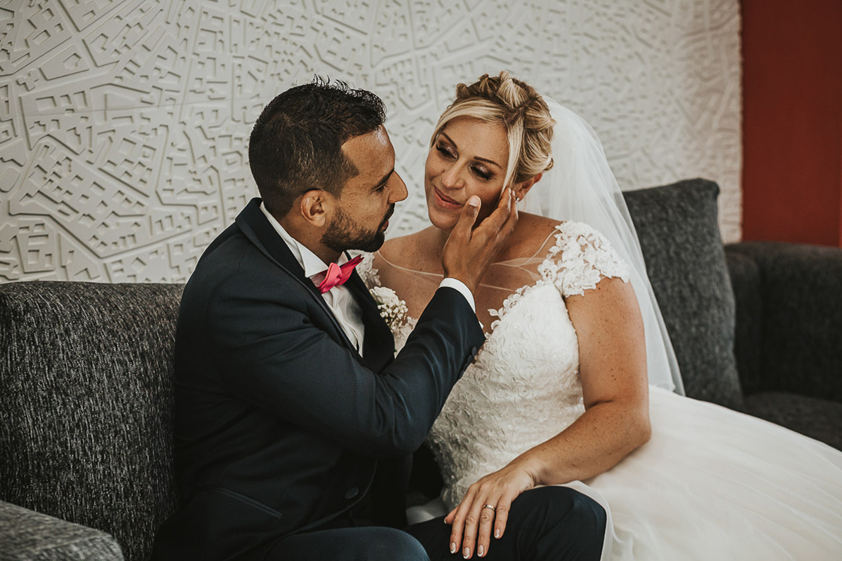 Casa Format, matrimonio italo-marocchino. Sessione di coppia.Sposo accarezza la sposa.