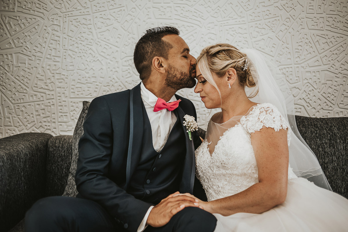 Casa Format, matrimonio italo-marocchino. Sessione di coppia.Sposo bacia la sposa sulla fronte.