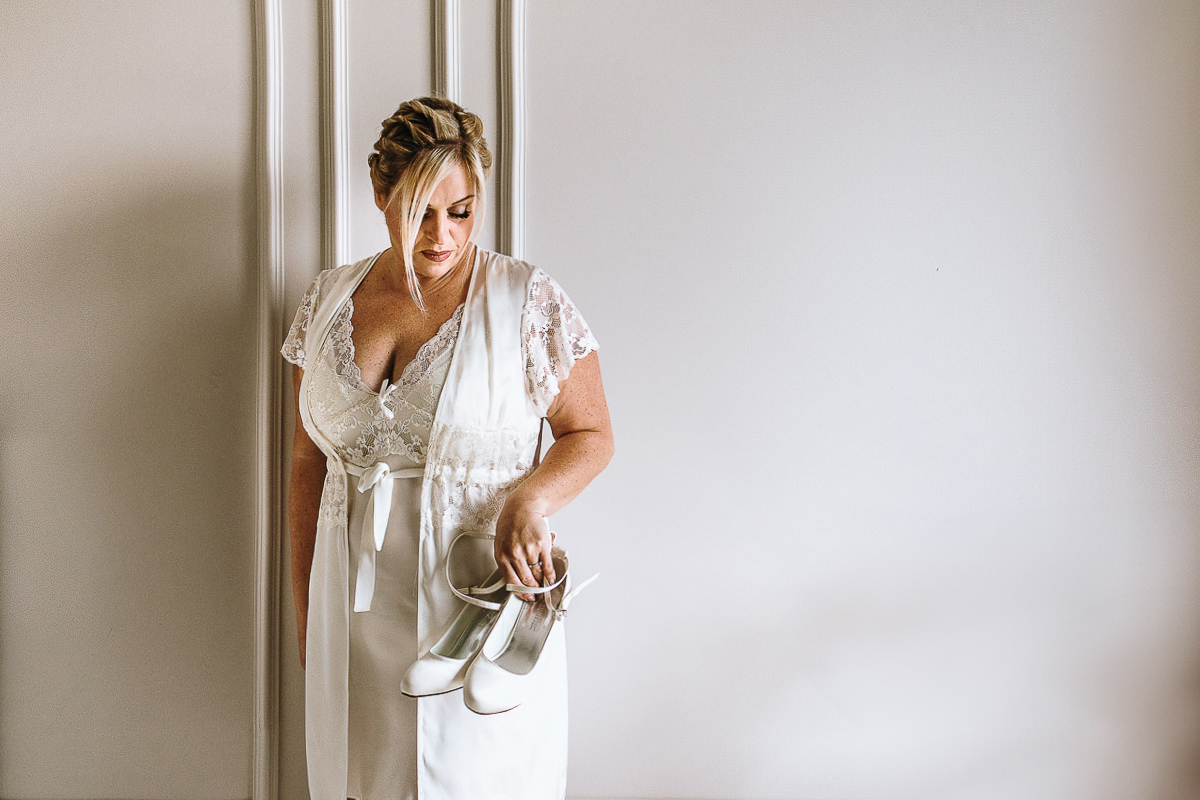 Casa Format, matrimonio italo-marocchino. Preparazione della sposa.Sposa con le sue scarpe.