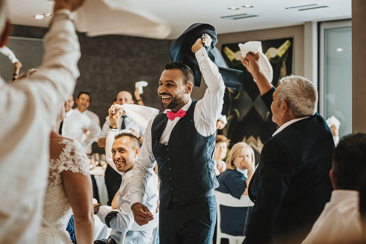 Casa Format, matrimonio italo-marocchino. Ricevimento. Pranzo. Ingresso degli sposi. ospiti sventolano i tovaglioli