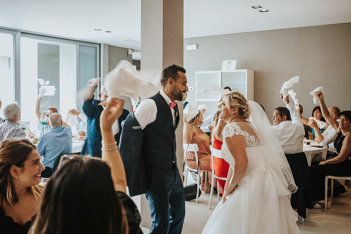 Casa Format, matrimonio italo-marocchino. Ricevimento. Pranzo. Ingresso degli sposi. ospiti sventolano i tovaglioli.