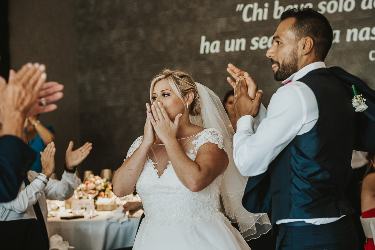Casa Format, matrimonio italo-marocchino. Ricevimento. Pranzo. Ingresso degli sposi. invitati appaludono, sposa commossa.