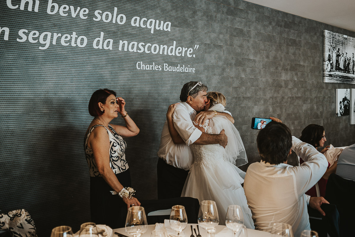 Casa Format, matrimonio italo-marocchino. Ricevimento. Pranzo. Padre abbraccia la sposa.
