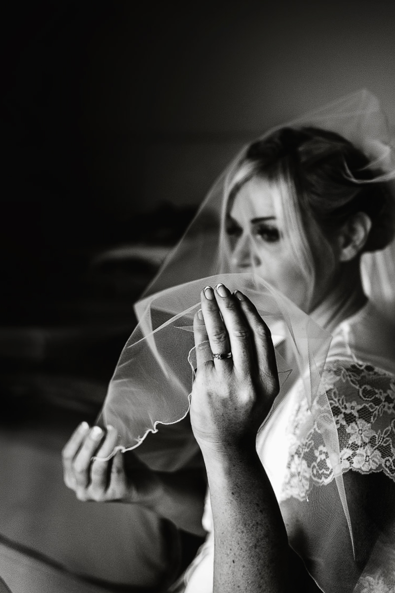 Casa Format, matrimonio italo-marocchino. Preparazione della sposa.Sposa tiene il velo.