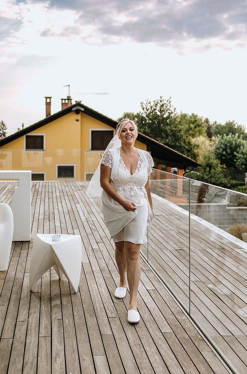 Casa Format, matrimonio italo-marocchino. Preparazione della sposa.Sposa cammina sulla terrazza.