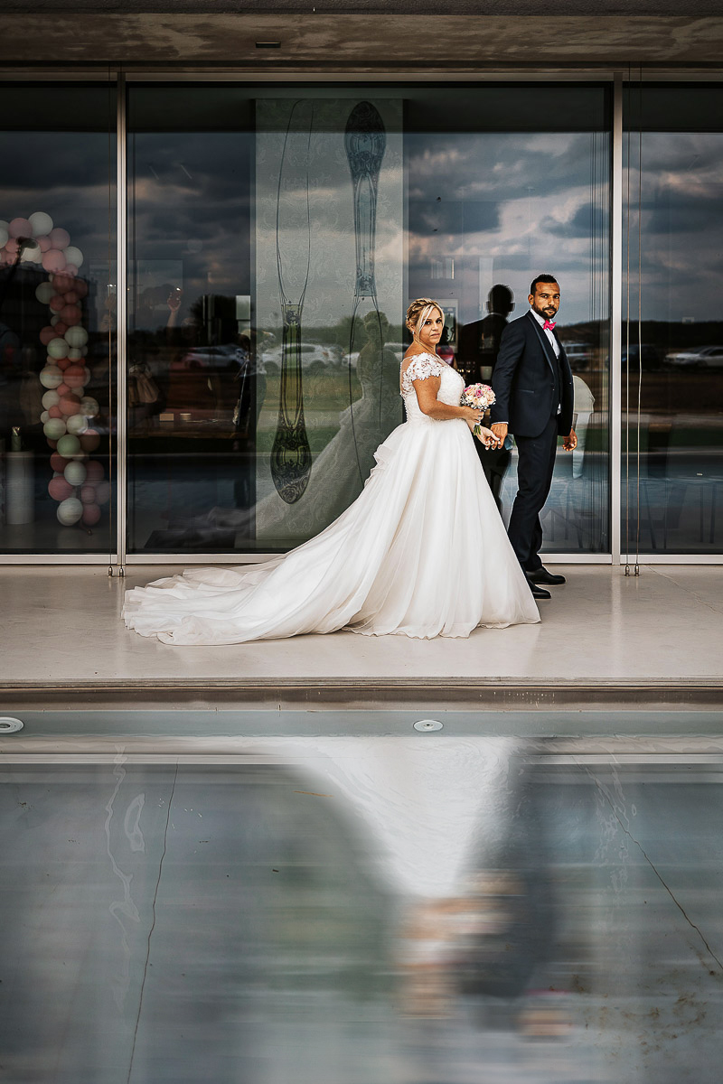 Casa Format, matrimonio italo-marocchino. Ricevimento. Sposi che passeggiano a bordo piscina.