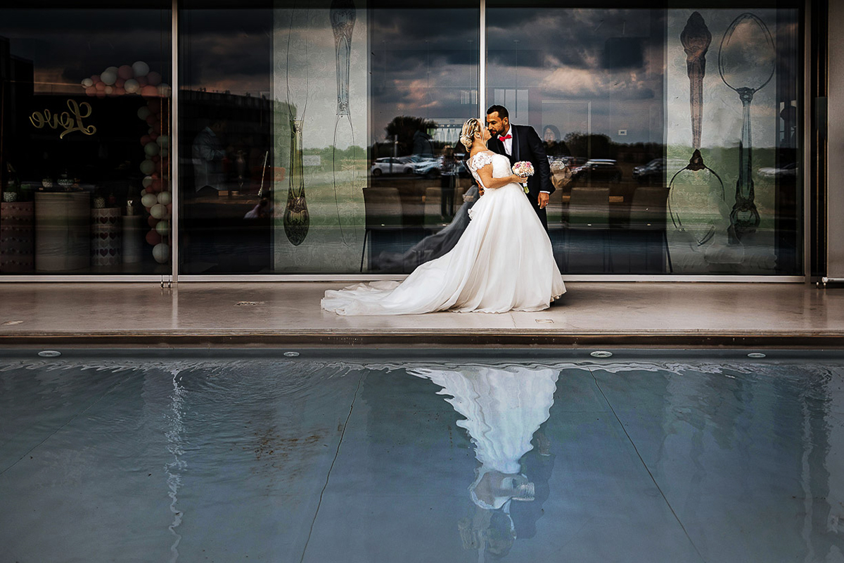 Casa Format, matrimonio italo-marocchino. Ricevimento. Bacio con casquet degli sposi a bordo piscina.