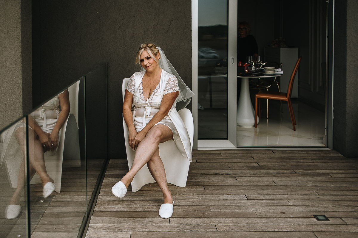 Casa Format, matrimonio italo-marocchino. Preparazione della sposa.Sposa seduta fuori sulla terrazza.