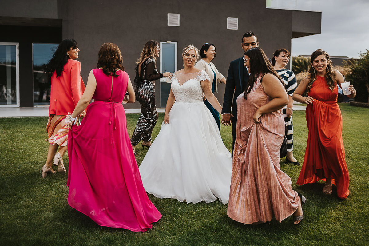 Casa Format, matrimonio italo-marocchino. Ricevimento. Sposi con le amiche della sposa che fanno un cerchio intorno a loro.